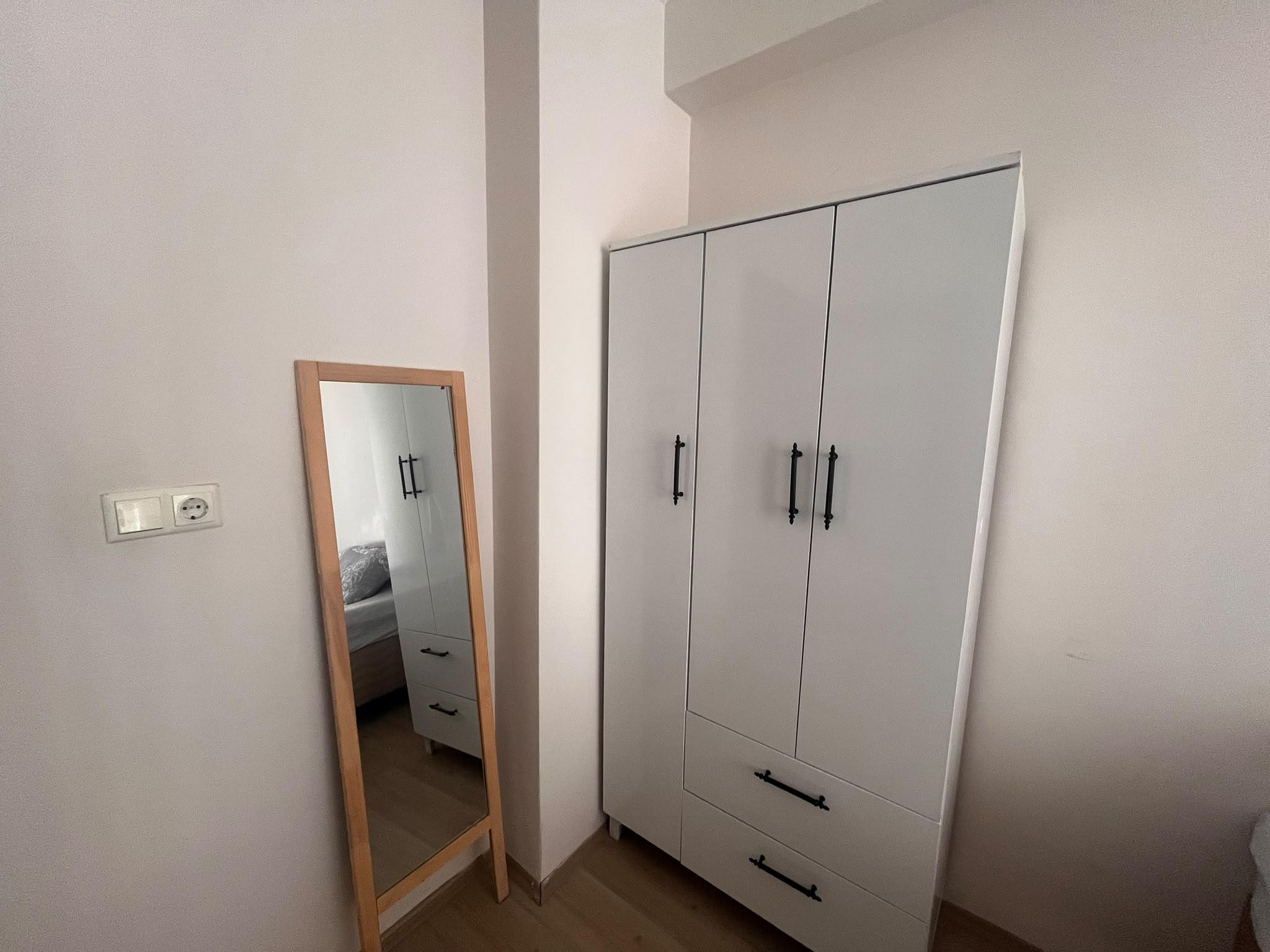Odada boy aynası ve üç kapaklı gardırop